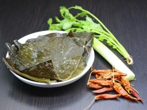 准备食材：海带、大葱、干辣椒、香菜、香醋等食材；