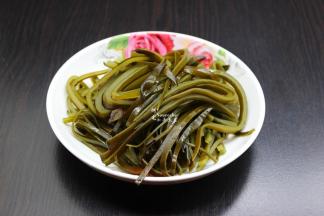 海带洗净切丝；PS:如果干海带需要浸泡