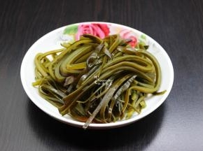 海带洗净切丝；PS:如果干海带需要浸泡