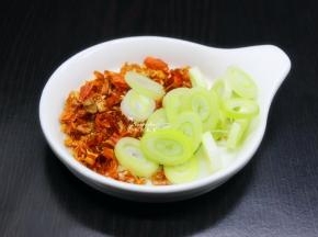 干辣椒、大葱、香菜等洗净切好；