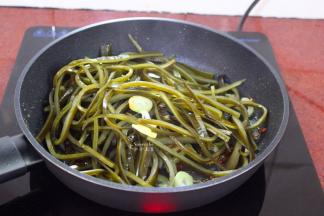 把海带丝倒入，加入香醋、生抽、盐、炒至入味；