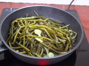 把海带丝倒入，加入香醋、生抽、盐、炒至入味；