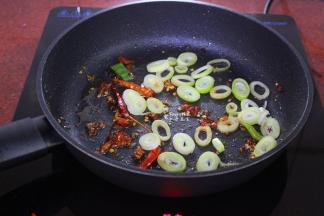 热锅，倒油，把干辣椒、大葱煸炒出香味；