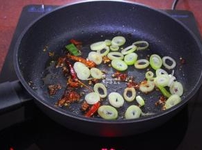 热锅，倒油，把干辣椒、大葱煸炒出香味；