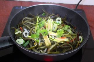 把香菜、大葱叶加入炒均即可