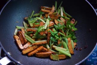 最后加入芹菜略炒就好了