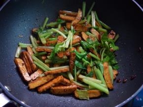 最后加入芹菜略炒就好了