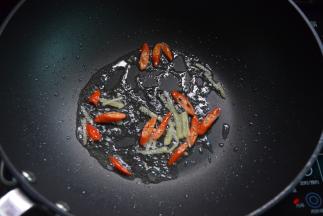 锅中留油，炒香姜丝和辣椒丝