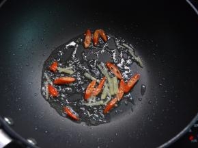 锅中留油，炒香姜丝和辣椒丝