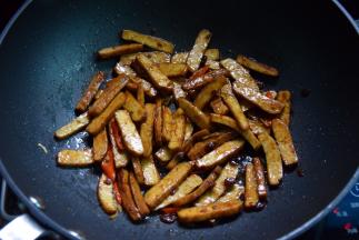 加入香干，调入黄豆酱、酱油炒均匀