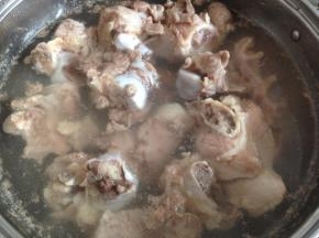 猪骨焯水，去掉浮沫