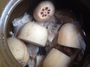 放入莲藕