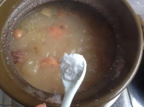 在结束前10分钟，将莲藕捞起，切小块状，再放回汤煲里，继续煲。最后加盐调味即可