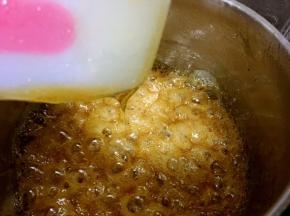 加入麦芽糖小火熬制浓稠，呈现滴旗状态