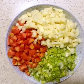 3.醒面过程中准备蔬菜，我是喜欢各种颜色搭配，色香味俱全，胡萝卜土豆芹菜洗净切丁