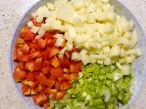 3.醒面过程中准备蔬菜，我是喜欢各种颜色搭配，色香味俱全，胡萝卜土豆芹菜洗净切丁