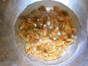 葡萄干温水泡软洗干净，滤干水份，用烤箱的余温烘干