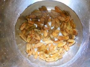 葡萄干温水泡软洗干净，滤干水份，用烤箱的余温烘干