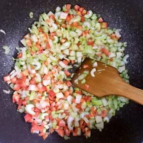 13.锅中热油，放入葱姜蒜爆香，然后加入胡萝卜丁，芹菜丁及土豆丁