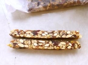 凉透揭开油纸，切成同等宽度的长条