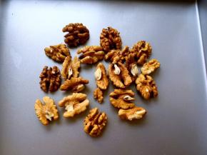 烤箱预热170度，将核桃烤6.7分钟，去皮备用