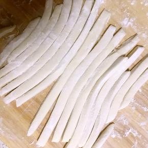 7.切成7毫米宽的长条，撒些干粉，防止粘连