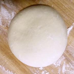 5.醒发好的面揉成团