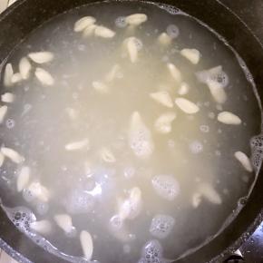 11.将麻什放入开水中，煮到全部飘起即可