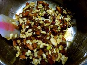 加入干果翻拌均匀