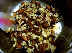 加入干果翻拌均匀