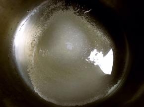 砂糖倒入水中，小火加热至砂糖融化