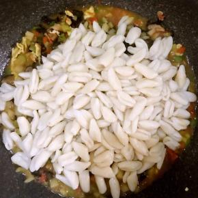 待炒至西红柿出汁，其他菜九分熟的时候倒入麻什，翻炒