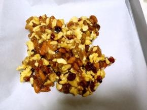 将翻拌好的干果倒在油纸上