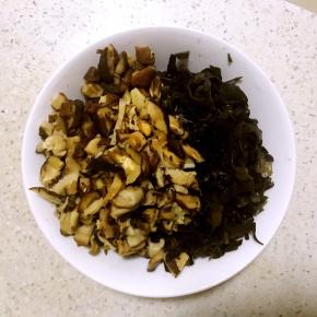 1.木耳，干香菇提前凉水泡发，忘记拍图，用切碎的图代替吧