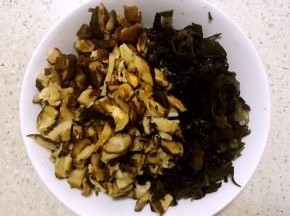 1.木耳，干香菇提前凉水泡发，忘记拍图，用切碎的图代替吧