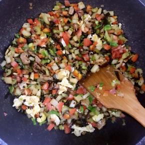 15.然后倒入西红柿和青椒及鸡蛋，食物的投放顺序按易熟程度投放