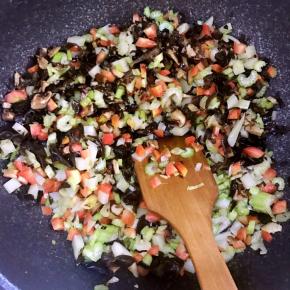 14.加入木耳和香菇，翻炒至半熟