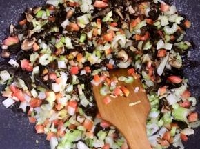 14.加入木耳和香菇，翻炒至半熟