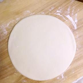 6.擀成大约7毫米的圆饼