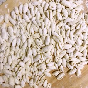 10.撮好后的麻食，撮的过程中锅中烧水