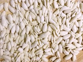 10.撮好后的麻食，撮的过程中锅中烧水