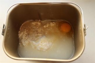 除了黄油外的材料全部放入面包机。