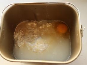 除了黄油外的材料全部放入面包机。