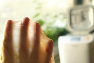 可以拉出薄如蝉翼的手套膜。