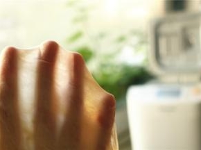 可以拉出薄如蝉翼的手套膜。