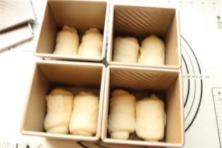 全部做好，放入学厨水立方吐司模里。