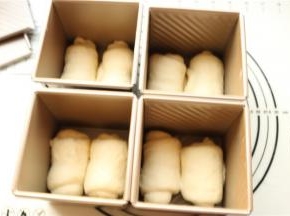 全部做好，放入学厨水立方吐司模里。