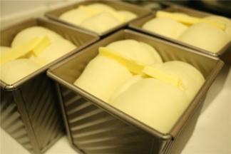 发酵至9分满，表面割口，放入黄油条，大约用了10克。