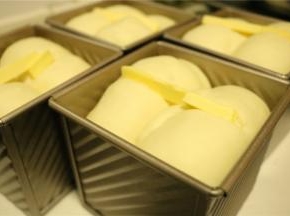 发酵至9分满，表面割口，放入黄油条，大约用了10克。