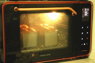 送入预热180度的烤箱，烤30分钟左右。上色过深可以加盖锡纸。烤好的吐司晾凉，切片吃或者空口吃都超级赞。